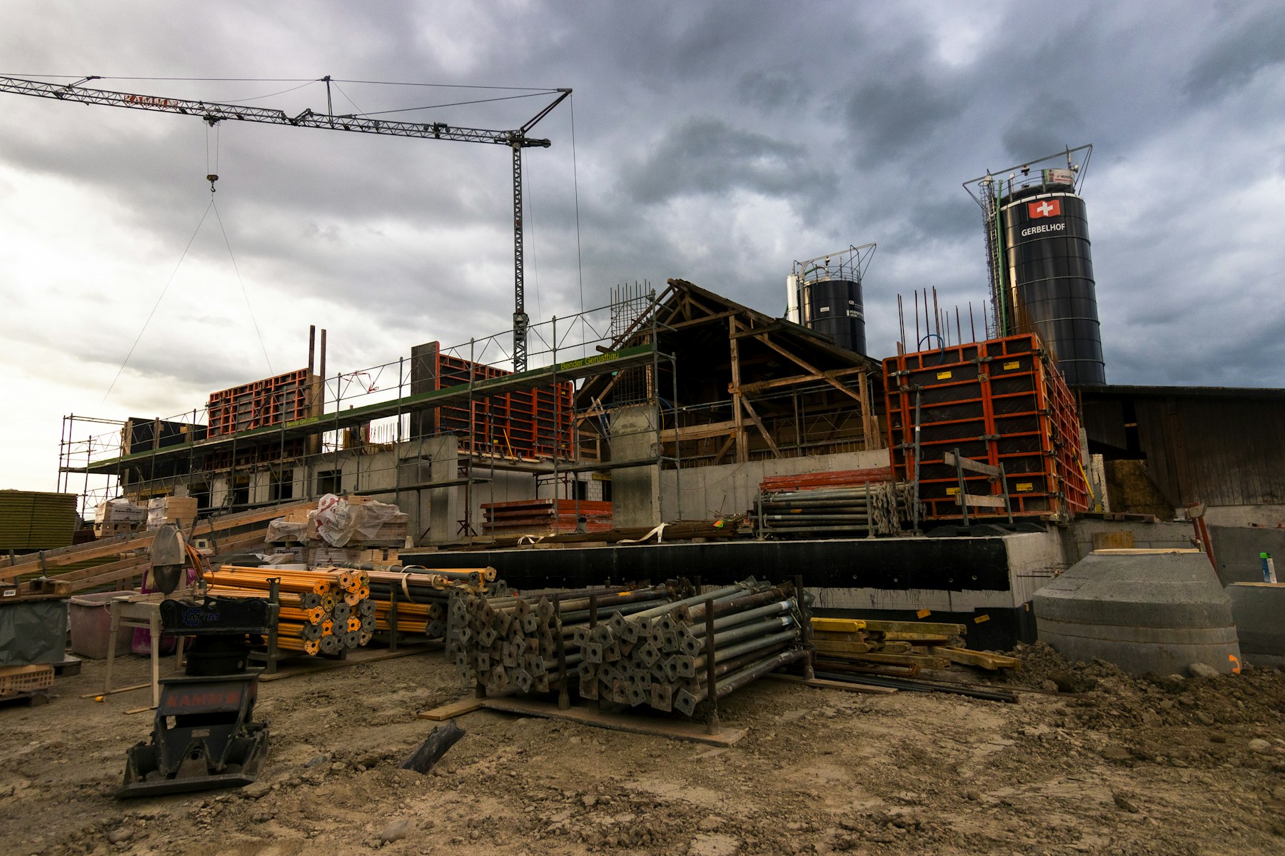 Canteiro de obras com guindaste