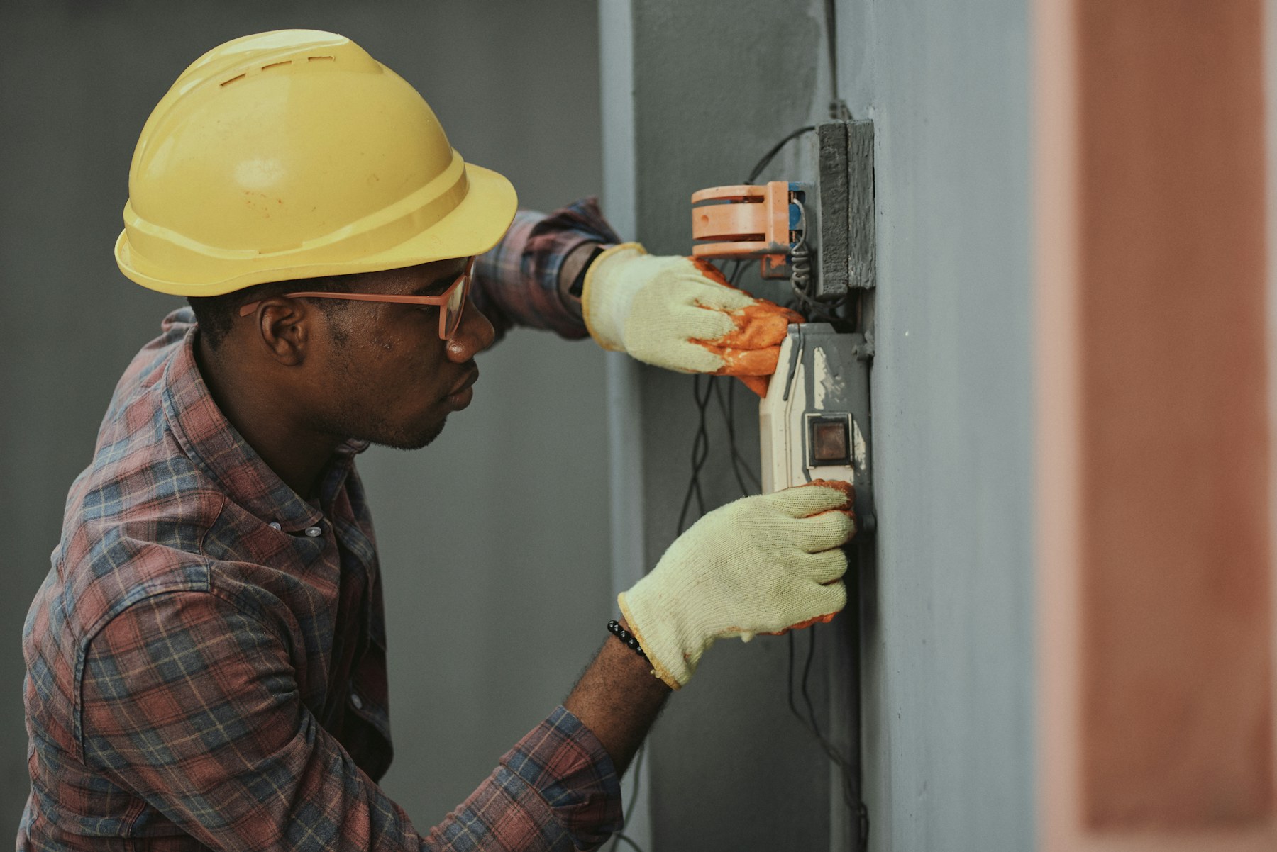 Técnico fazendo manutenção elétrica