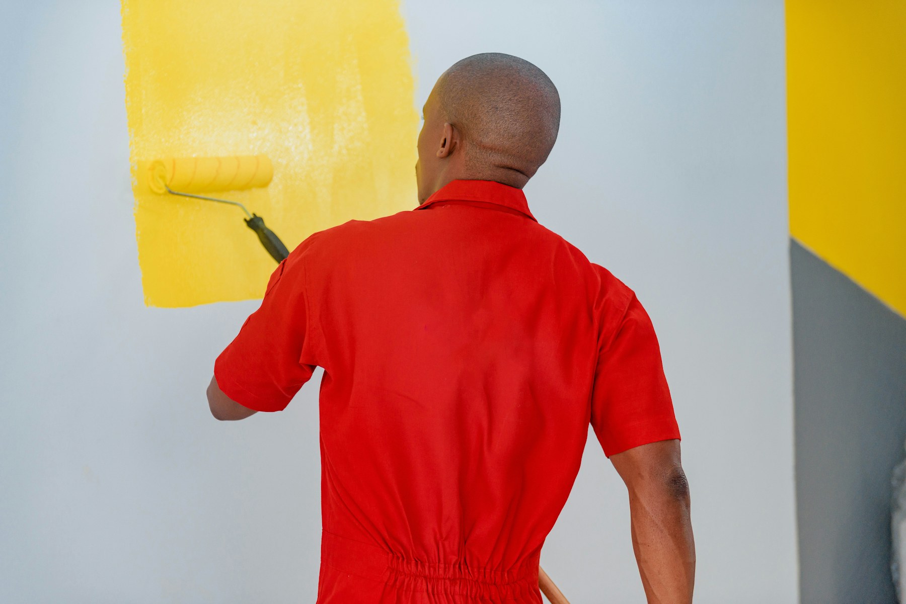 Pintor aplicando tinta na parede